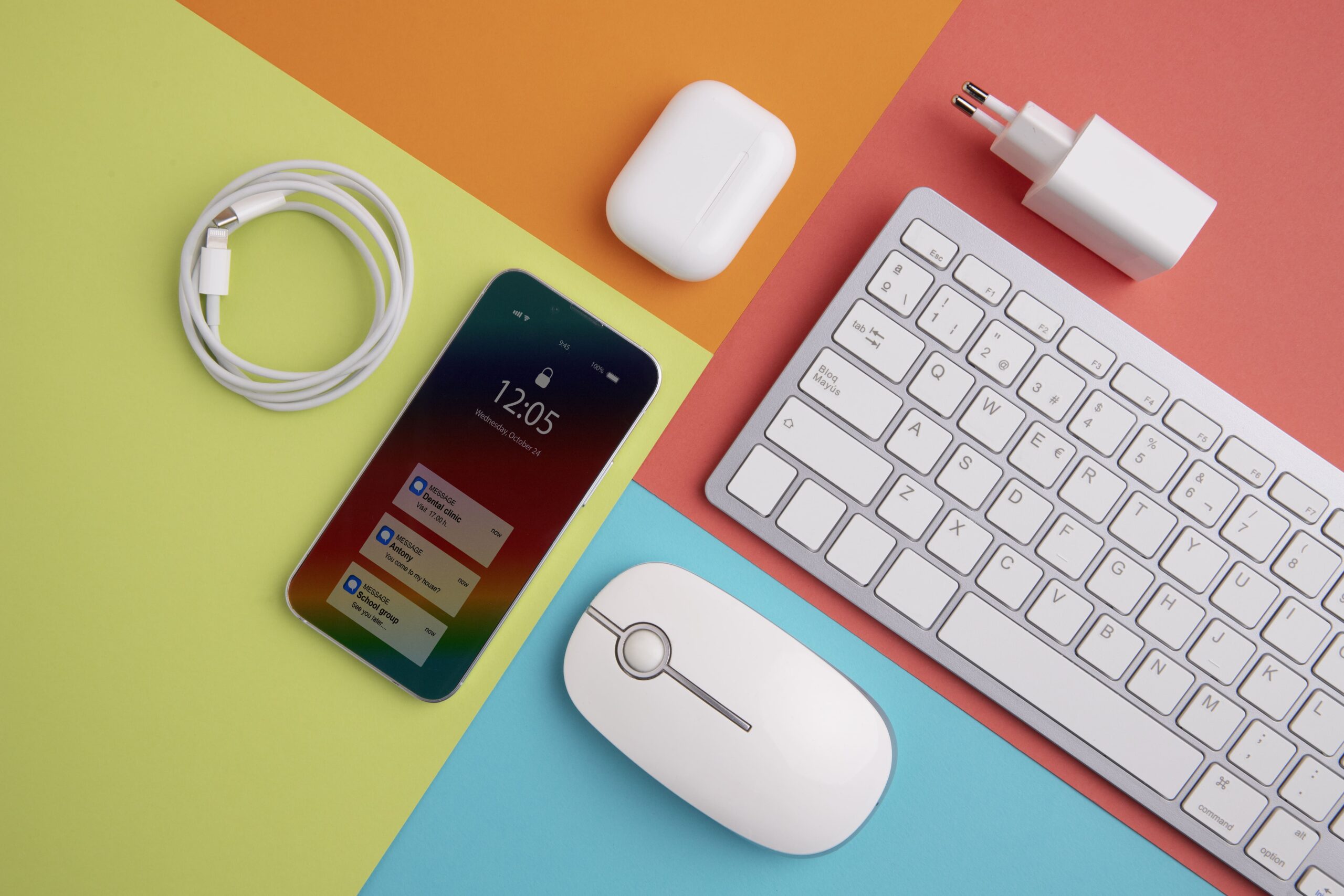 top-view-smartphone-with-keyboard-charger (1)